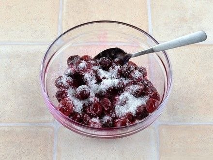 Слойки из готового слоеного теста с начинкой из замороженной вишни.Ингредиенты (получается 12 слоек ... - 2