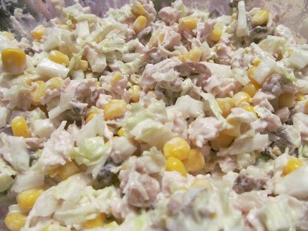 Салат капустный с курицей.Ингредиенты:куриное филе - 1 шт.шампиньоны замороженные - 400 гр.кукуруза ...