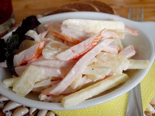 ТОП-10 САМЫХ БЫСТРЫХ САЛАТОВ! 1. Салатик из крабовых палочек с помидорами Продукты: - Крабовые ... - 7