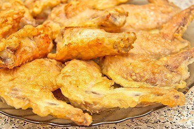 Крылышки в кляре.Ингредиенты:Куриные крылья - 6 шт.Мука - 50 гЯйца - 3 шт.Соль, перец - по ...