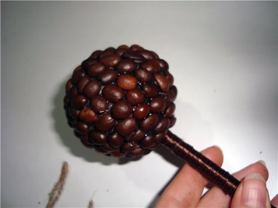 Кофейное дерево. Нам понадобится: 1) туалетная бумага; 2) кофе в зернах; 3) стаканчик от йогурта; 4) ... - 4