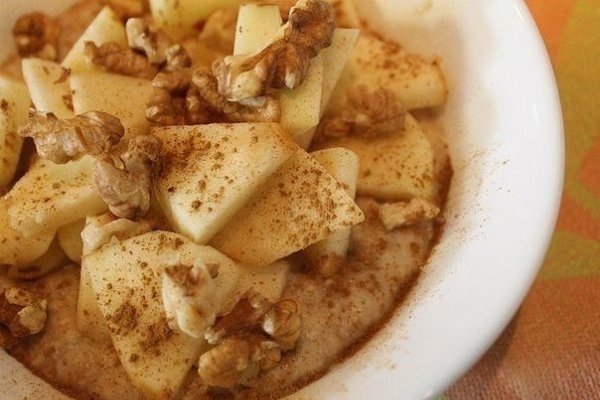 Овсянка с яблоками, корицей и медом.На 100 гр- 205 ккал.1.Овсяные хлопья — 50 г;2. Яблоко — 1 шт;3. ...