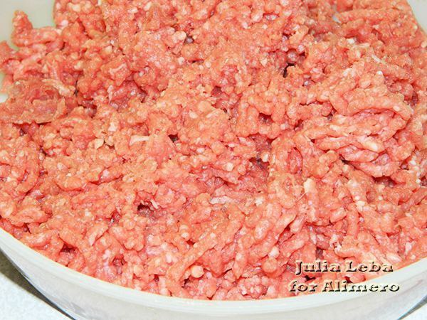 Ёжики в сметанном соусе.Пригодятся следующие продукты:— 800 г говядины (можно взять свинину или ... - 2