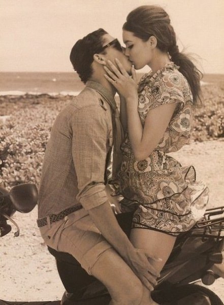 Хочу тепла и шоколадку, Две чашки кофе поутру. Чтоб руки сильные - в охапку Да так, чтоб – вот ...