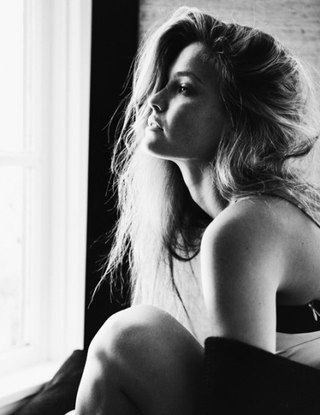Я улыбаюсь днями напролёт, А по ночам заштопываю раны. Ну что с того? Мне не всегда везёт. Я с этим ...