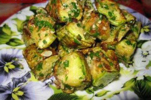 Кабачки, вкуснее мяса. Кабачки молоденькие 2-3 шт. Заправка: грецкие орехи 0,5 стакана петрушка -1/2 ...