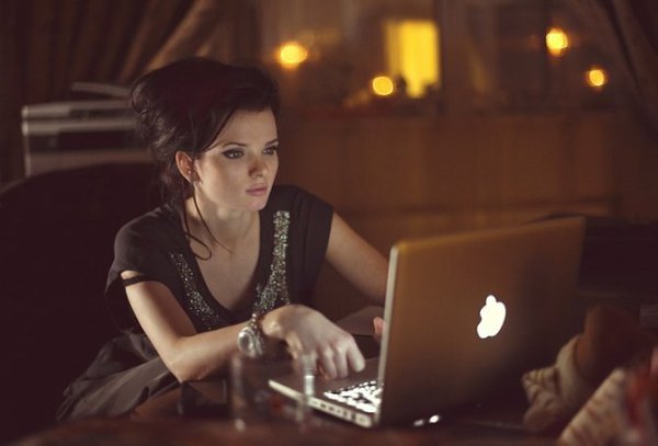 На землю спускается вечера тайна.И ждут меня в нете друзья:Умны, обаятельны, необычайны-Такие же ...