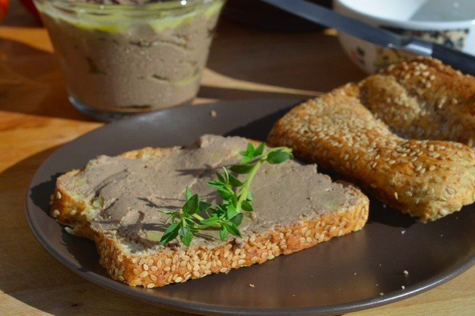 Куриный печеночный вкусный паштет. Паштет из печени куриной от Юлии Высоцкой. Печёночный паштет из куриной печени. Домашний паштет из куриной печени. Паштет печеночный домашний из куриной печени.
