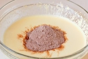 Бисквит шоколадный в мультиварке.Его еще называют «шоколад на кипятке», или шоколадный бисквит, ... - 6