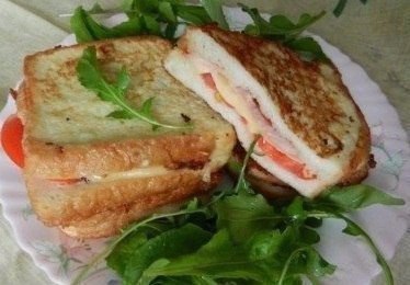 Очень вкусные бутерброды к чаю или кофе. Мужчины их обожают! Приготовление: 1. Берем два кусочка ...