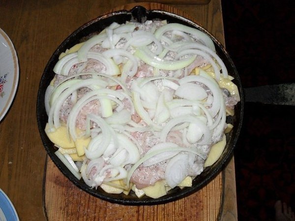 Картошка по-королевски.Ингредиенты:- 1 кг сырого картофеля- 1 большая луковица- 400 г куриного филе- ... - 3