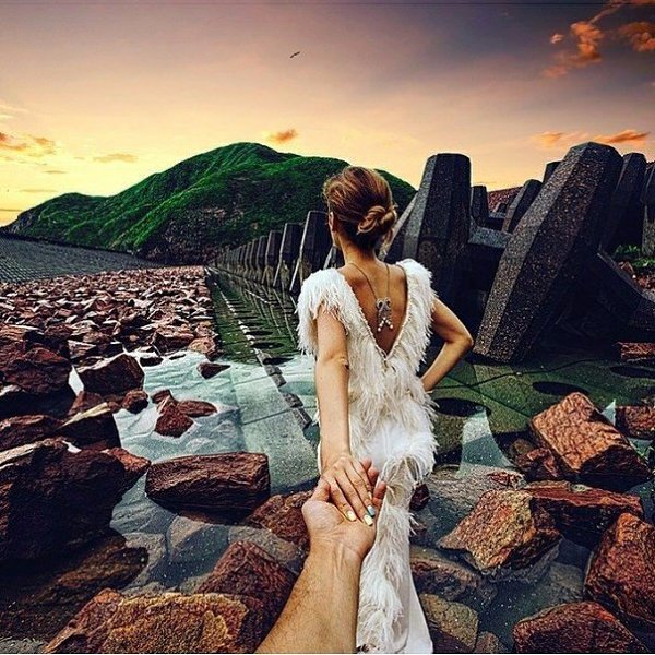 Чтобы быть незаменимой, нужно все время быть разной. © Коко Шанель - 5