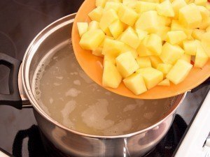 Сырный суп. Вам потребуется:500 г куриного филе400 г плавленого сыра150 г риса400 г картофеля150 г ... - 5