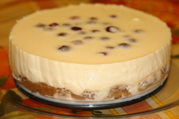 Чизкейк без выпечки со сгущенкой.Ингредиенты: - 450 гр сметаны (20%) - 300 гр печенья - 100 гр ...