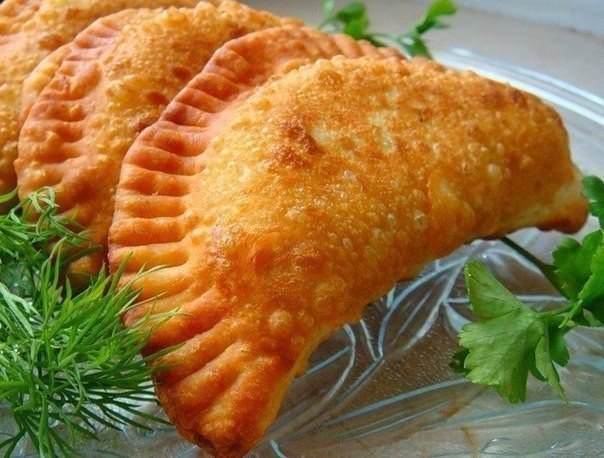 ЧЕБУРЕКИ С ГРИБАМИ И СЫРОМ.Для начинки:500 г грибов150 г сыразеленый лукДля теста:250 мл минеральной ...