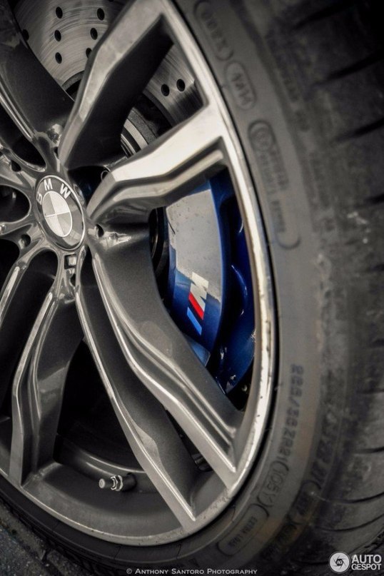 BMW X6 M.: 4.4 V8 : 575 ..  : 750  . : 250 / ... - 6