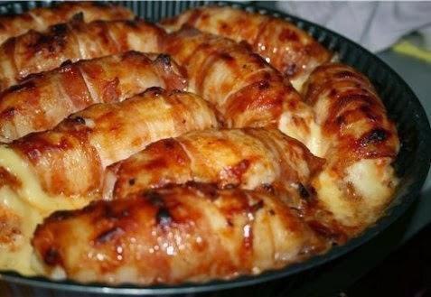 Куриные рулетики с копченым сыром.Ингредиенты:- куриная грудка- бекон (тонкие полоски)- копченый ...