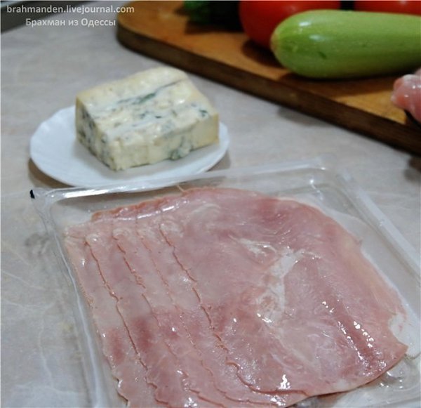 Куриный рулет.В этот раз продукты были следущие:- куриная грудка - 3шт- цукини- кабачек- помидоры- ... - 2