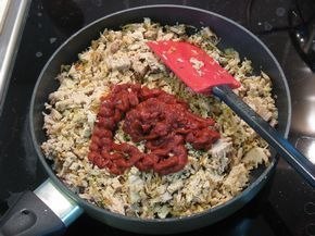 Картофельная запеканка с мясом. 1200 грамм картофеля; 250 грамм любого отварного мяса; 150 грамм ... - 5