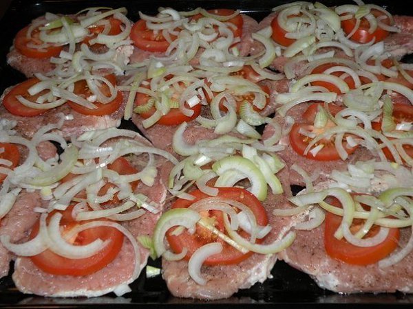 МЯСО ПО-ФРАНЦУЗСКИ.Ингредиенты: 1 кг мясо свинины 3 луковицы 3 помидора 350 гр сыра перец молотый, ... - 4
