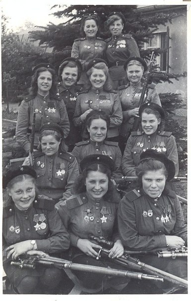 Девушки-снайперы 3-й ударной армии, 1-й Белорусский фронт. Окрестности Берлина, Третий Рейх. 4 мая ...