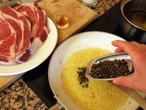 Мясо по-французски.Ингредиенты:Говядина — 2 антрекота по 300-350 г Перец — 20 гСливки молочные — 200 ... - 3