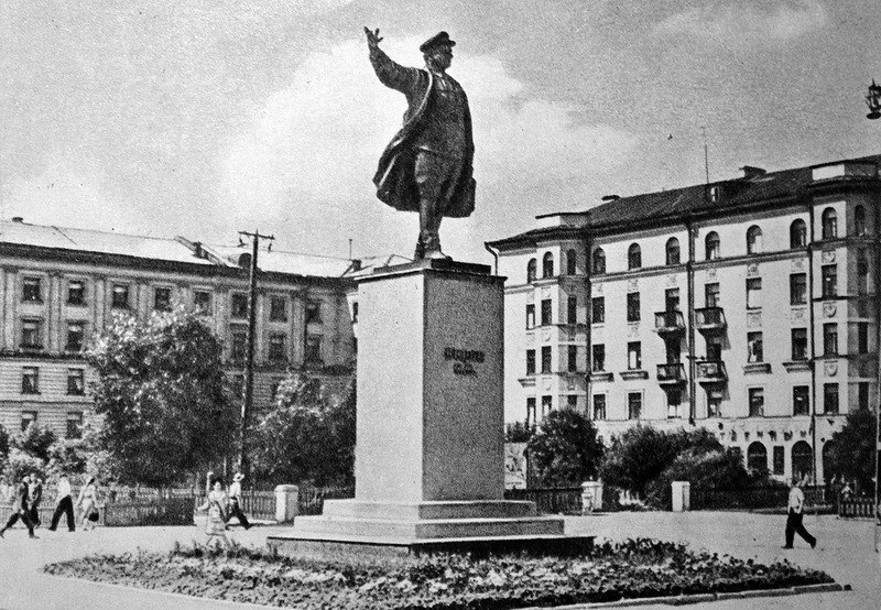 Площадь Лепсе Киров памятник. Октябрьский проспект памятник Кирову. Памятник на Лепсе Киров. Памятник Кирову в Кирове на Лепсе.