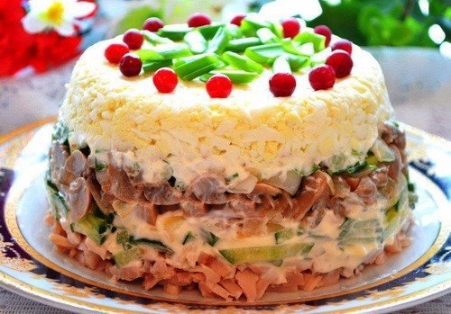 Превосходный салат “Праздничный” — новогодний праздник вкуса! Ингредиенты: Копченый окорочок — 1 шт. ...