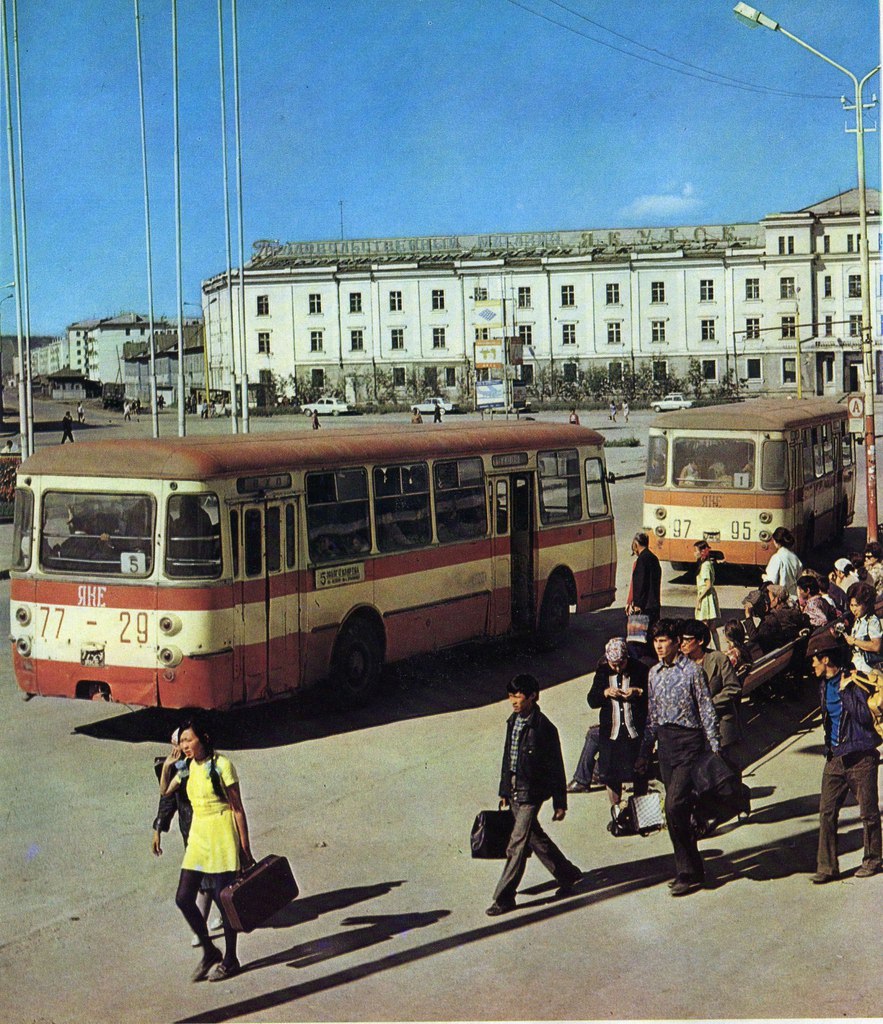 1970 е г ссср. Jakutsk 1970. Площадь Орджоникидзе Якутск СССР. Якутск 70-х. Город Советский Союз в 80е.