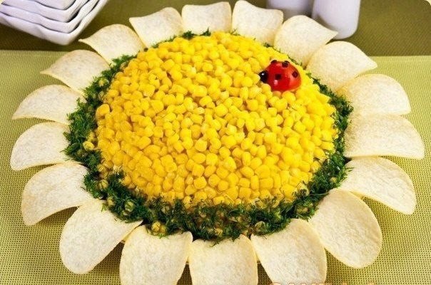 Салат Подсолнух.Ингредиенты:- Куриное филе (300 г)- Консервированная кукуруза (400 г)- Яйца (3 шт.)- ...