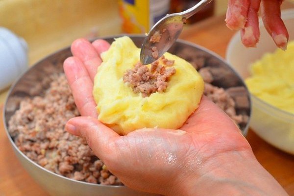 Картофельные зразы. Ингредиенты: Мясной фарш 500 г; Картофель 7 шт; Лук репчатый 1 шт; Чеснок 3 ... - 5