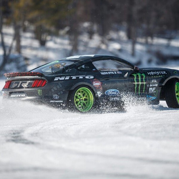 Mustang RTR Drifting on Ice - 4