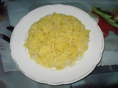 Салат с курицей и свеклой. Ингредиенты: Куриное филе - 200-300 г Репчатый лук - 1 шт. Картофель - 2 ... - 2