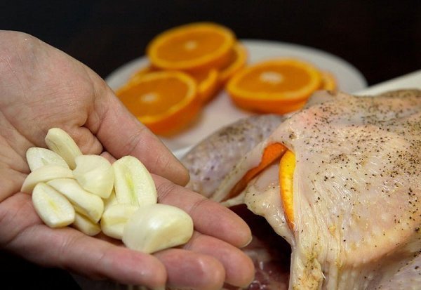 Курица, запеченная с апельсинами. Ингредиенты: - 1 целая курица весом 1,2-1,5 кг - 3-4 средних ... - 5