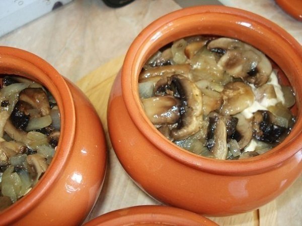 МЯСО В ГОРШОЧКЕ С СЫРОМ.ИНГРЕДИЕНТЫ: Свинина — 400 г Лук — 2 луковицы Сыр — 100 г Грибы (шампиньоны) ... - 6
