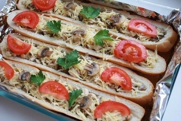 Багет, фаршированный курицей и грибами.Ингредиенты:- 2 багета- куриное филе ( 1 куриная грудка)- ...