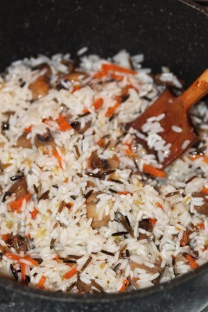 Невероятно вкусный рис с овощами и грибами. Состав: - 300 г пропаренного риса с диким - 1 морковь - ... - 6
