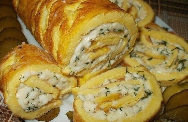 Рулет омлетный с плавленным сыром. Продукты: омлет- 2 яйца, 1 ст. ложка майонеза 1 ч. ложка воды ...