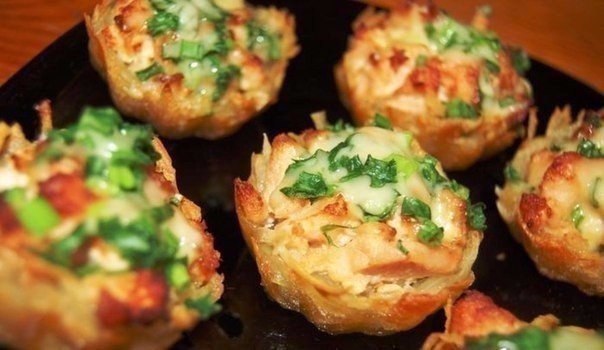 Тарталетки из картофеля с куриным филе под чесночно-сырным соусом .Ингредиенты:Филе курицы - 700 ...
