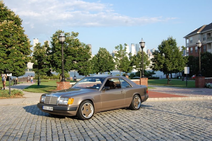 Mercedes-Benz 300CE Coupe (W124). - 4