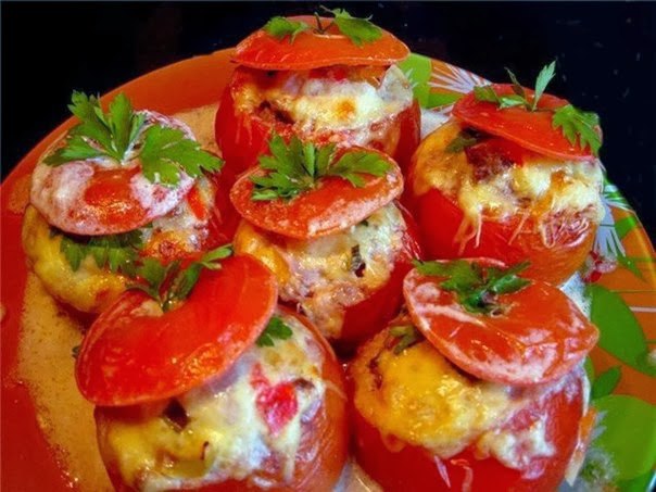 Вкуснейшая закуска. Ингредиенты: 6 твердых одинаковых по величине помидоров 1/2 ст. ложки сливочного ...