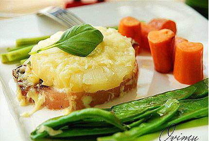 Мясо под ананасом. Вам потребуется: Свинина слабо копченная 1.0 кг Ананасы консервированные 1.0 ...