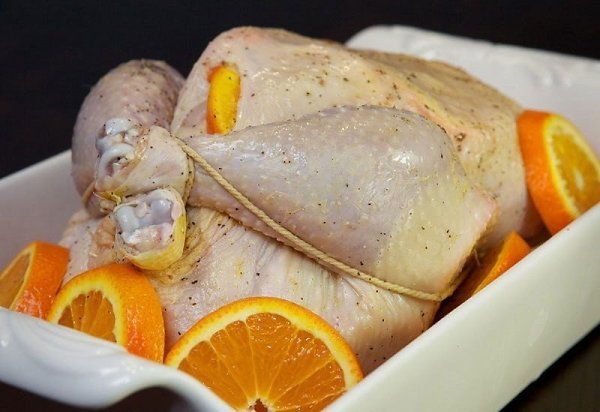 Курица, запеченная с апельсинами. Ингредиенты: - 1 целая курица весом 1,2-1,5 кг - 3-4 средних ... - 7