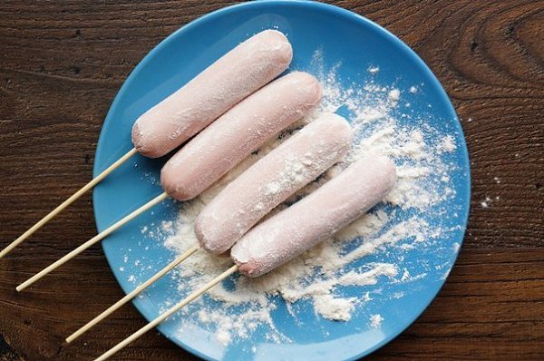 Корн Дог(или сосиска в тесте).Мука - 100 гр.Кукурузная мука - 100 гр.Сахар - 3 ст.л.Паприка - 1 ... - 6