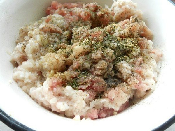 САМЫЕ ВКУСНЫЕ ЧЕБУРЕКИ.Ингредиенты: мука - 3 стакана (емкость - 250 мл); вода холодная - 1 стакан; ... - 6