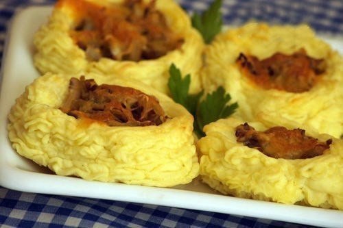Картофельные гнездышки с грибами и сыром.Ингредиенты:для гнездышек:-1 кг картофеля,-2 яйца,-1 ст.л. ...