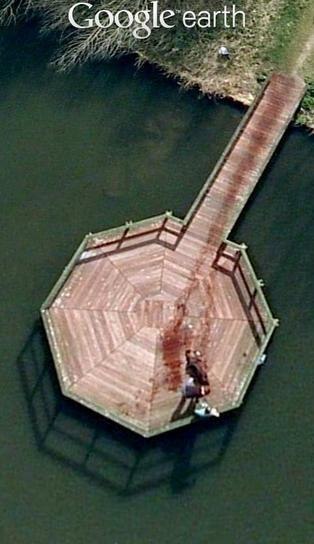 Если ввести в Google Earth координаты 52.376552, 5.198303, и увеличить, то можно увидеть как мужчина ...