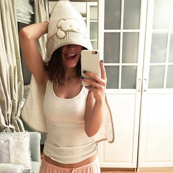 Разбираю посылочку из Саратова от @_babylux_ . Столько красоты, что маме тоже достался головной убор ...