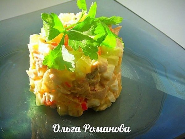 Салат с курицей ,сыром и свежим огурцом.Куриный окорочок - 1 шт (отваренный до готовности )Свежий ...