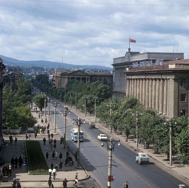 Красноярску 80 лет. Красноярск 1990-е. Театральная площадь Красноярск 1990. Город Красноярск 1990 год. Красноярск 60е годы.